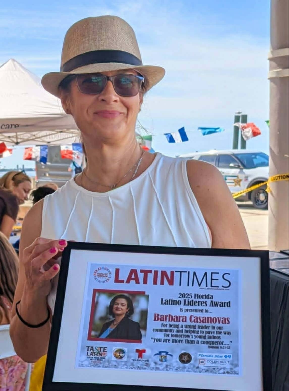 Barbara Casanova receiving the 2025 Florida Latino Lideres Award from Latin Times